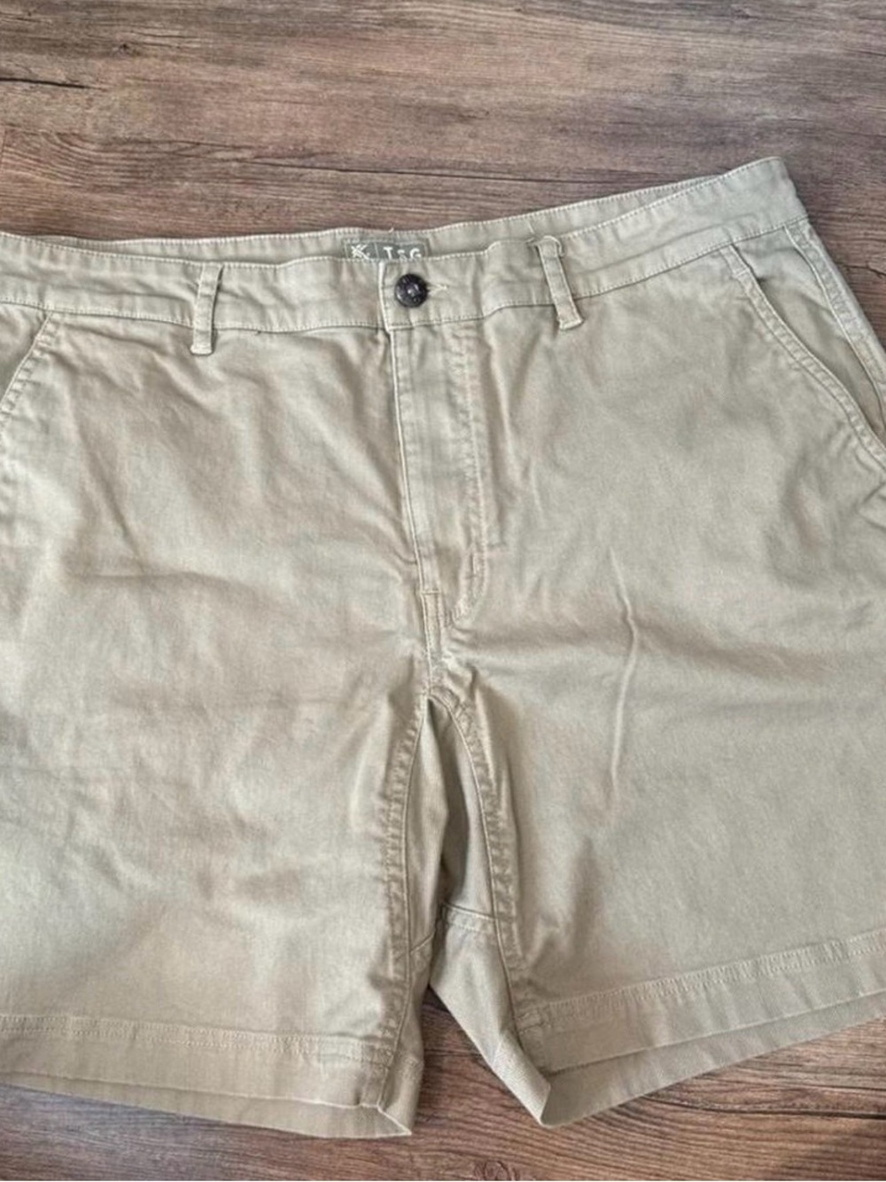 Men's Flat-Front Khaki Shorts with Clean Tailoring